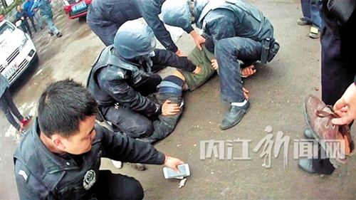 内江男子持火药枪点燃自家衣物 民警冒死制伏(图2) 内江男子持火药枪点燃自家衣物 民警冒死制伏(图2)