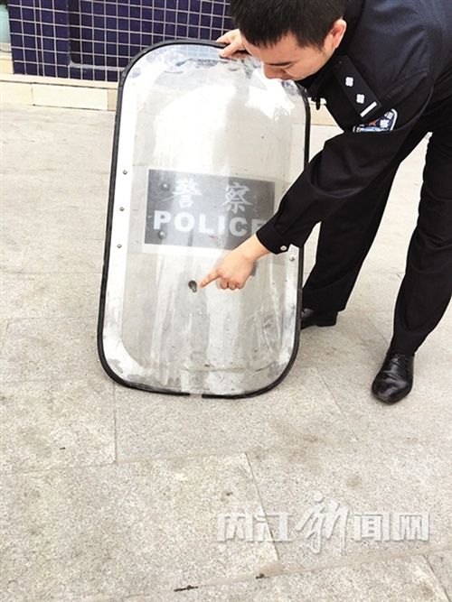 内江男子持火药枪点燃自家衣物 民警冒死制伏(图3) 内江男子持火药枪点燃自家衣物 民警冒死制伏(图3)