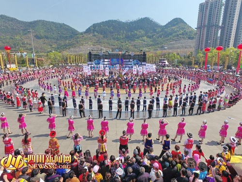 数千苗族同胞齐聚宜宾&nbsp;载歌载舞欢度“花山节”(图1)