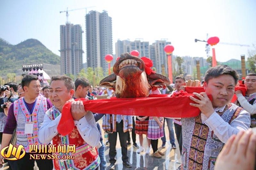 数千苗族同胞齐聚宜宾&nbsp;载歌载舞欢度“花山节”(图2)