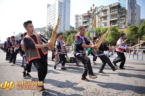 数千苗族同胞齐聚宜宾&nbsp;载歌载舞欢度“花山节”(图3)