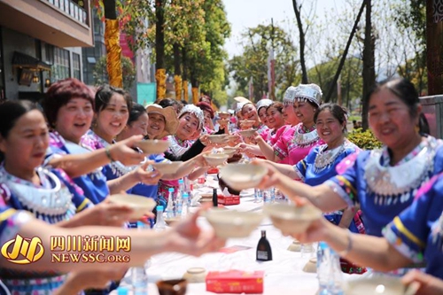 数千苗族同胞齐聚宜宾&nbsp;载歌载舞欢度“花山节”(图5)