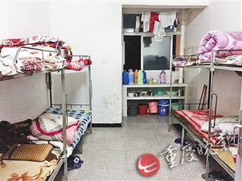 四川学生坠亡学校停课善后 宿管:他凌晨没睡(图1) 四川学生坠亡学校停课善后 宿管:他凌晨没睡(图1)