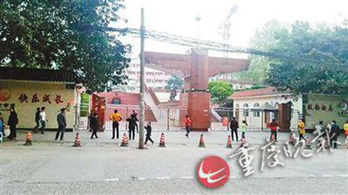 四川学生坠亡学校停课善后 宿管:他凌晨没睡(图2) 四川学生坠亡学校停课善后 宿管:他凌晨没睡(图2)