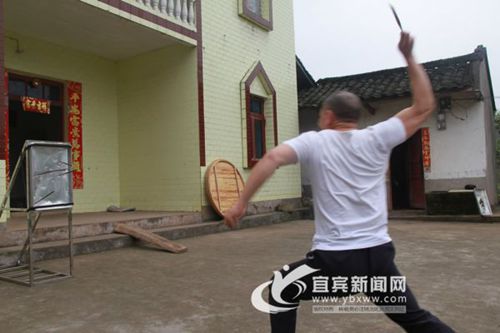 看呆游客&nbsp;宜宾“筷子侠”功力又长进不少(图1)