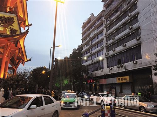 内江男子坠楼砸中汽车当场身亡&nbsp;警方介入调查(图1)