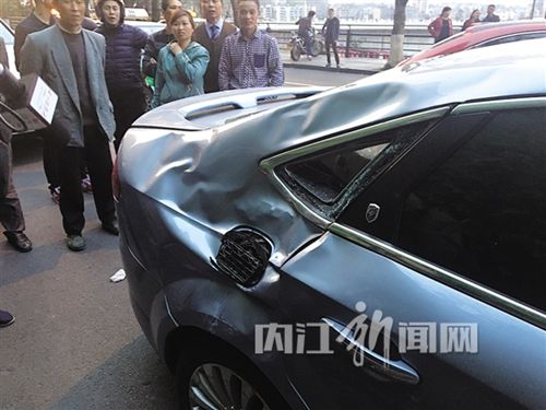 内江男子坠楼砸中汽车当场身亡&nbsp;警方介入调查(图2)