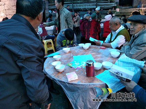泸县毗卢镇：家族清明会上学法忙(图1)