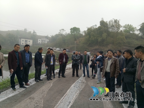 泸县石桥镇召开社社通公路路基工程建设现场会(图1)