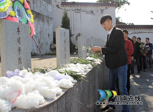 纳溪丰乐镇:百余机关干部清明时节祭先烈(图1) 纳溪丰乐镇:百余机关干部清明时节祭先烈(图1)