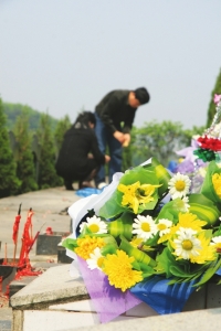 倡导“无火” 自贡南山公墓垃圾今年少了一半(图1) 倡导“无火” 自贡南山公墓垃圾今年少了一半(图1)