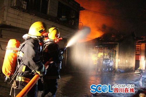 宜宾一广告公司突发火灾 火光点亮半个城!(图1) 宜宾一广告公司突发火灾 火光点亮半个城!(图1)