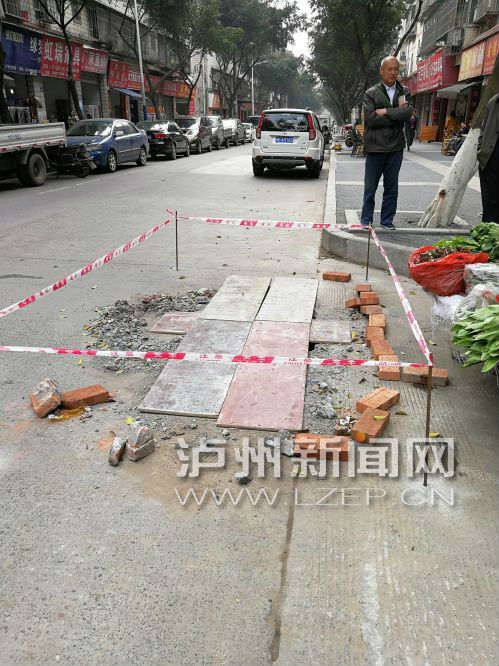 泸州：路边施工留大坑&nbsp;外卖小哥躲坑出车祸？(图1)
