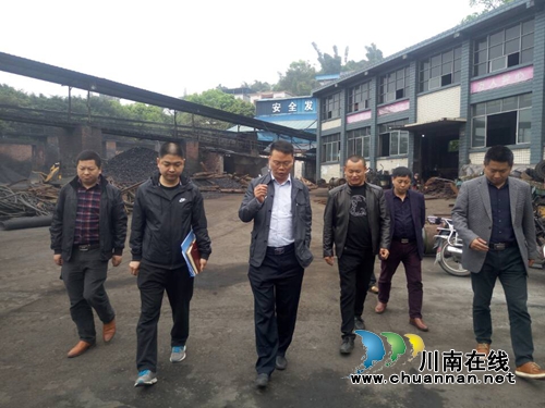 泸县副县长叶仕良到石桥镇突击检查煤矿安全工作(图1)