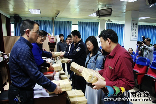 江西作家向泸州捐赠长篇小说 再现家乡抗战风采(图2) 江西作家向泸州捐赠长篇小说 再现家乡抗战风采(图2)