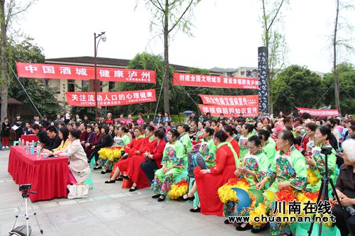 跳出健康增进和谐 红星街道举行坝坝舞大赛(图3) 跳出健康增进和谐 红星街道举行坝坝舞大赛(图3)
