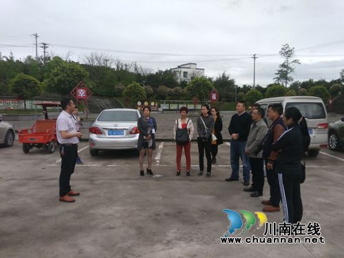 普格县食品药品质量监督管理局到泸县云龙镇交流学习(图1)