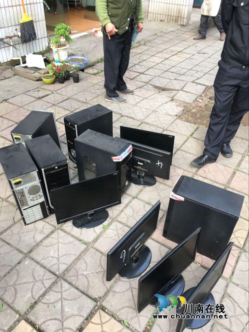 红星街道开展联合执法&nbsp;收缴无证网吧6台电脑(图1)