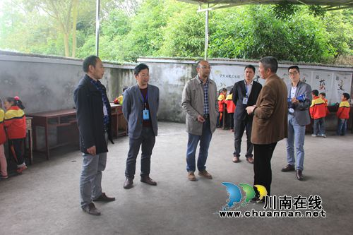 泸县百和镇党委书记卫德远检查镇域学校安全(图1)