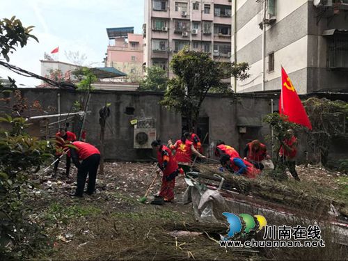 红星街道红星社区清理卫生死角300平方米(图1)