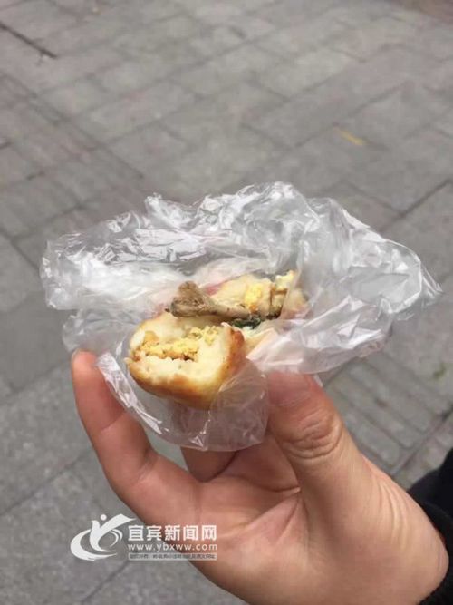 鸡蛋饼里吃出烟头&nbsp;摊主坚称是“榨菜”却退钱(图1)