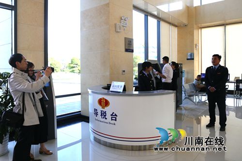 泸州高新区国税局启动第26个税收宣传月活动(图4) 泸州高新区国税局启动第26个税收宣传月活动(图4)
