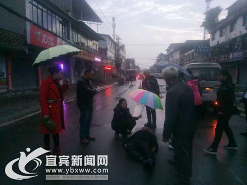 下雨天老人被车撞倒&nbsp;宜宾民警为她撑伞半小时(图1)