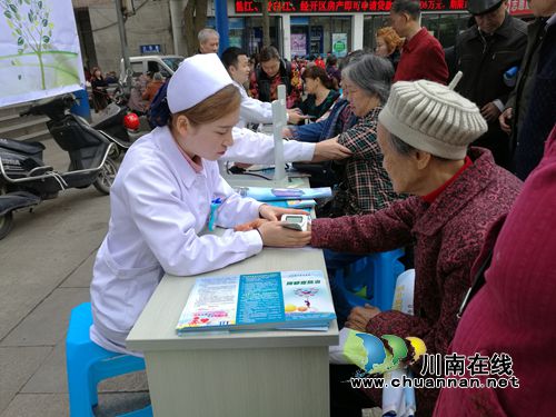 合江县开展“共同面对抑郁,共促心理健康”义诊活动(图1)