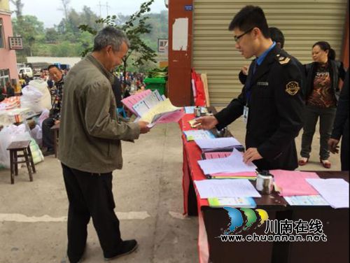 龙马潭区特兴食药监所开展“双创”宣传活动(图1)