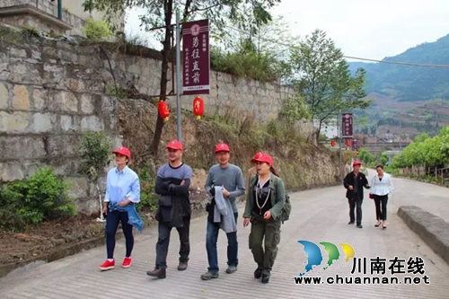 泸州美协采风团首次走进仙潭酒厂(图2)