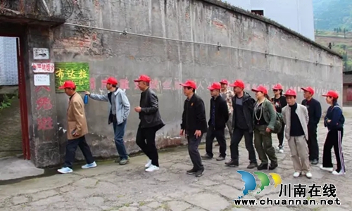 泸州美协采风团首次走进仙潭酒厂(图3)