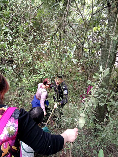 遂宁9名老人被困密林3小时&nbsp;用手机定位获救(图1)