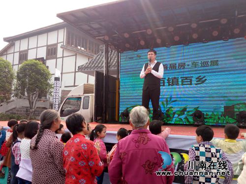 美女与蛇火热劲舞!房车巡展让尧坝古镇春光美(图1) 美女与蛇火热劲舞!房车巡展让尧坝古镇春光美(图1)