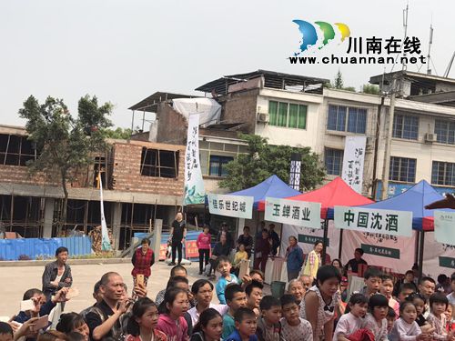 美女与蛇火热劲舞!房车巡展让尧坝古镇春光美(图3) 美女与蛇火热劲舞!房车巡展让尧坝古镇春光美(图3)