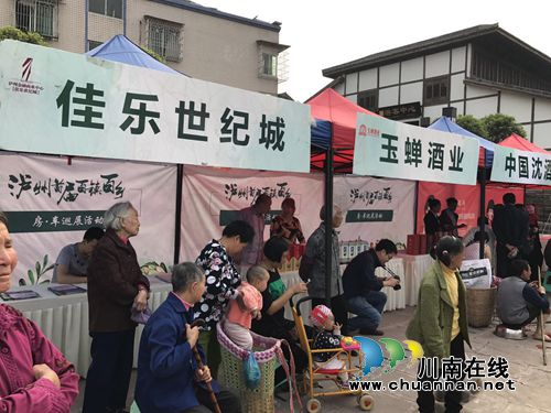 美女与蛇火热劲舞!房车巡展让尧坝古镇春光美(图4) 美女与蛇火热劲舞!房车巡展让尧坝古镇春光美(图4)