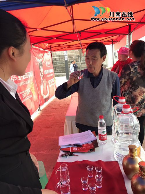 美女与蛇火热劲舞!房车巡展让尧坝古镇春光美(图13) 美女与蛇火热劲舞!房车巡展让尧坝古镇春光美(图13)
