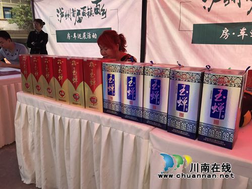 美女与蛇火热劲舞!房车巡展让尧坝古镇春光美(图10) 美女与蛇火热劲舞!房车巡展让尧坝古镇春光美(图10)