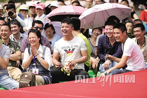 内江举行首届“樱”缘会 上千单身男女赴“约”(图2) 内江举行首届“樱”缘会 上千单身男女赴“约”(图2)