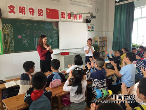 泸州十八中开展“小手拉大手,文明交通行”主题班会活动(图2) 泸州十八中开展“小手拉大手,文明交通行”主题班会活动(图2)