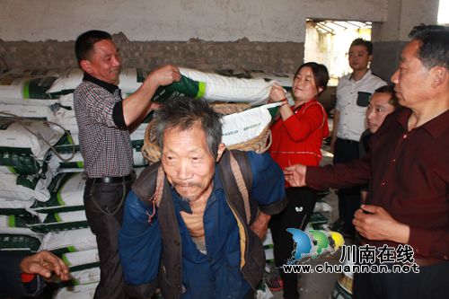 合江县纪委到虎头镇河坝村开展“送化肥助春耕”帮扶活动(图1)