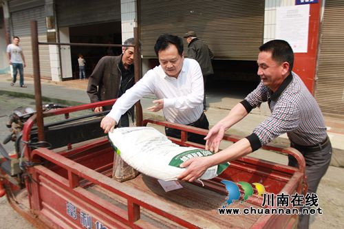 合江县纪委到虎头镇河坝村开展“送化肥助春耕”帮扶活动(图2)