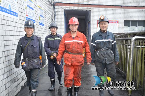 川煤芙蓉威鑫煤业公司青安岗开展周末查岗活动(图1)