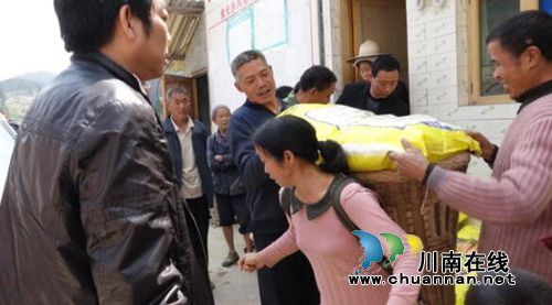 古蔺县国土资源局到鱼化乡凤驰村送肥助春耕(图1)