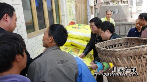 古蔺县国土资源局到鱼化乡凤驰村送肥助春耕(图2)