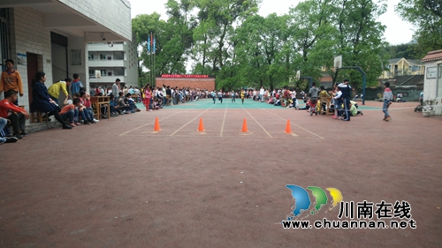 叙永水尾中心校:阳光体育活动展学生风采(图4) 叙永水尾中心校:阳光体育活动展学生风采(图4)