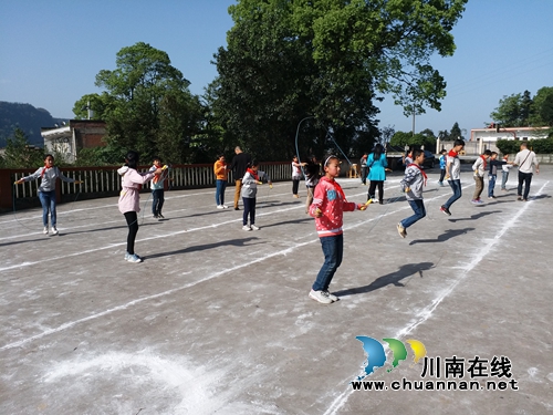 纳溪区教育局体质与情感素养监测组走进龙车镇小学(图1)