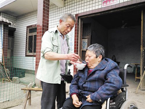 12年不离不弃!内江农家汉真情演绎家庭大爱(图2) 12年不离不弃!内江农家汉真情演绎家庭大爱(图2)