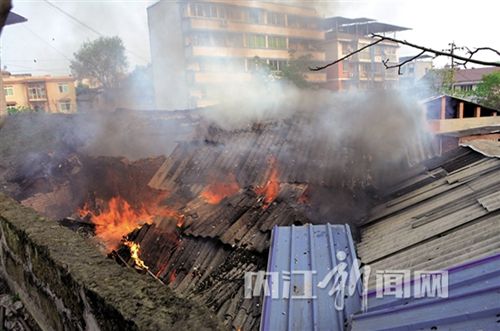 内江老屋起火酿险情 消防半小时降伏“火魔”(图1) 内江老屋起火酿险情 消防半小时降伏“火魔”(图1)