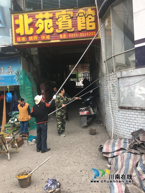 红星街道龙桥子社区掀起治理“牛皮癣”攻坚战(图1)