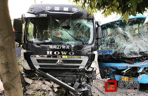 自贡：客车避让行人撞上牵引车&nbsp;8人受伤(图1)